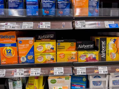 Seattle, WA USA - Mayıs 2022: QFC bakkalında satılık ilaçlara yakın bakış.