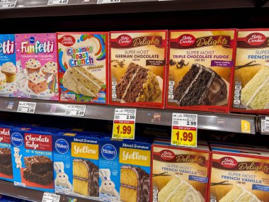 Everett, WA USA - Haziran 2022: Fred Meyer 'in marketinde satılık kek ve browni karışımının yakın görüntüsü.