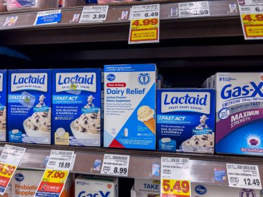 Mill Creek, WA USA - Haziran 2022: Bir QFC mağazasının eczane bölümünde laktoz enzim takviyelerine yakından bakıldı.