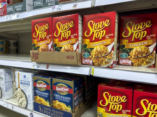 Everett, WA USA - Haziran 2022: Soba Tepesi dolma karışımı ve Fred Meyer 'ın marketinde satılık deniz tarağı patateslerinin açılı görüntüsü.