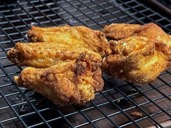 Close Selective Focus Homemade Fried Chicken Wings Drying Rack Home — Fotografia de Stock