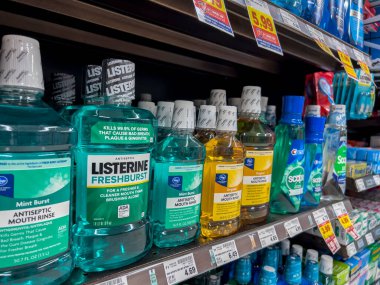 Seattle, WA USA - Mayıs 2022: Bir QFC marketinde satılık ağız yıkama üzerine seçici odaklanma.