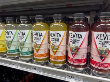 Mill Creek, WA USA - Mayıs 2022: Kevita 'nın bir kasaba ve ülke pazarı içinde satılık probiyotik içeceklere yakından bakın.