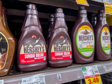 Seattle, WA USA - Haziran 2022: Hershey 'in marketteki raftaki dondurma şurubuna yakından bakın