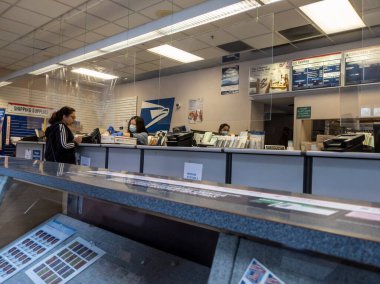 Mill Creek, WA USA - Mayıs 2022: Bir postanenin içindeki posta paketlerinin açılı görünümü.