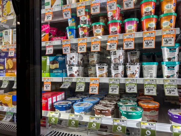 Seattle, WA USA - Haziran 2022: Sprouts Market 'te satılık dondurma ürünlerinin yakın görüntüsü