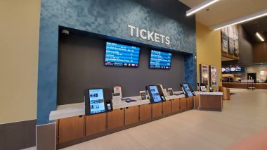 Kirkland, WA USA - Ekim 2021: Sinemark sinemasının iç mekanı