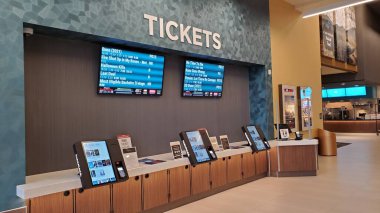 Kirkland, WA USA - Ekim 2021: Sinemark sinemasının iç mekanı