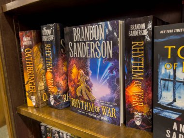 Bellevue, WA USA - Temmuz 2022: Yakın plan, Barnes ve Noble kitapçılarındaki satılık Brandon Sanderson kitaplarına odaklanma.