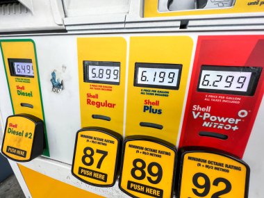 Seattle, WA USA - Haziran 2022: Yaz boyunca Shell benzin istasyonundaki benzin fiyat enflasyonuna yakından bakın