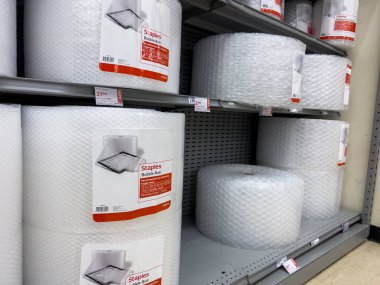 Mill Creek, WA USA - Haziran 2022: Staples mağazasındaki paketleme malzemelerini kapatın.