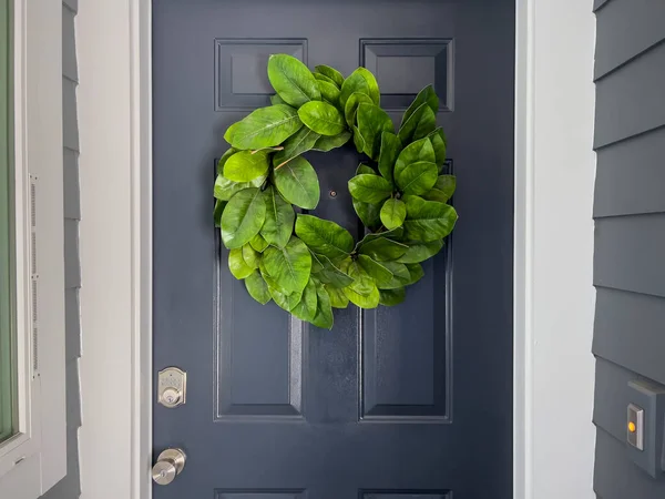 Front View Navy Blue Door Colorful Green Wreath Bright Sunny — Fotografia de Stock