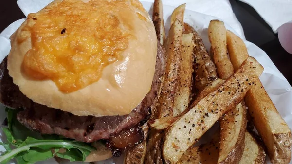 Vue Inclinée Vers Bas Cheeseburger Gras Frites Croustillantes Servies Dans — Photo