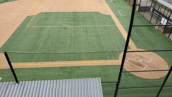 Bulutlu Bir Günde Geniş Boş Bir Beyzbol Sahasının Açılı Görüntüsü — Stok fotoğraf