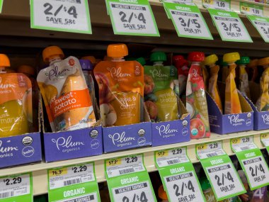 Seattle, WA USA - Haziran 2022: Sprouts Market 'te satılık Plum marka bebek mamalarının yakın görüntüsü.