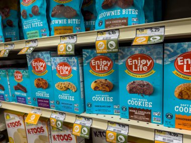 Seattle, WA USA - Haziran 2022: Sprouts Market 'te satılan Keyif Yaşamı' na Alerjik Olmayan Ürünler 'in yakın görüntüsü.