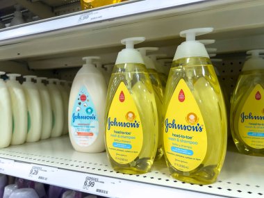 Seattle, WA USA - Ağustos 2022: Hedef perakende mağazasında satılan Johnsons bebek yıkama ürünlerine odaklanın
