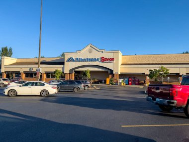 Everett, WA USA - August 2022: Wide view of the entrance to Albertsons grocery store on a bright sunny day.