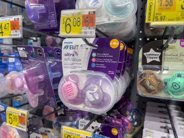 Lynnwood, WA USA - Eylül 2022: Walmart süpermarketinde satılık emzik ve şişe meme uçlarına yakından bakın.
