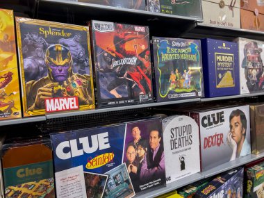 Bellevue, WA USA - Temmuz 2022: Barnes ve Noble mağazalarında satılık masa oyunlarına odaklanın.