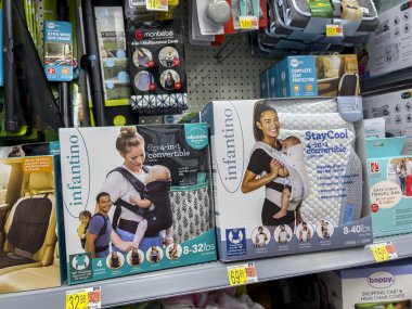 Lynnwood, WA USA - Eylül 2022: Walmart süpermarketinde satılık bebek taşıyıcıların yakın görüntüsü.