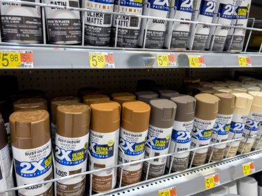 Lynnwood, WA USA - Ağustos 2022: Walmart mağazası içinde satılık Rustoleum marka sprey boya manzarası