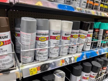 Lynnwood, WA USA - Ağustos 2022: Walmart mağazası içinde satılık Rustoleum marka sprey boya manzarası
