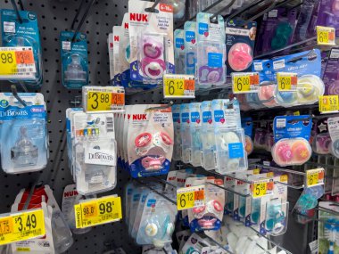 Lynnwood, WA USA - Eylül 2022: Walmart süpermarketinde satılık emzik ve şişe meme uçlarına yakından bakın.
