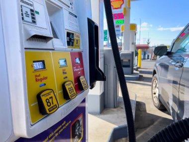 Seattle, WA USA - Ağustos 2022: Yazın sonlarında Shell benzin istasyonundaki benzin fiyat enflasyonuna yakından bakın.