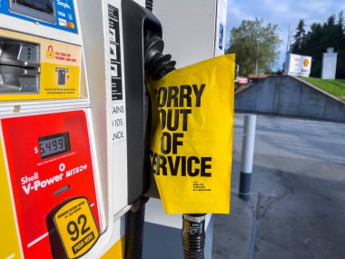 Seattle, WA USA - Eylül 2022: Servis dışı Shell benzin istasyonu pompasının görüntüsü.