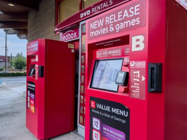 Everett, WA USA - Eylül 2022: Açılı, seçici odak RedBox dvd ve video oyunu kiralama kiosk.