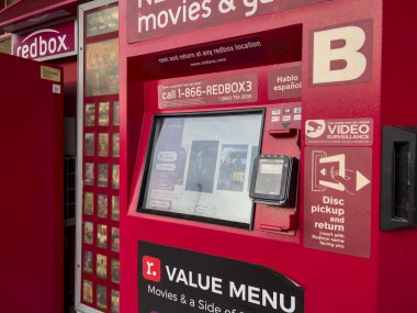 Everett, WA USA - Eylül 2022: Açılı, seçici odak RedBox dvd ve video oyunu kiralama kiosk.