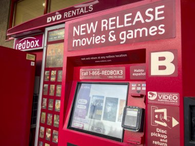 Everett, WA USA - Eylül 2022: Açılı, seçici odak RedBox dvd ve video oyunu kiralama kiosk.