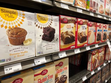 Mill Creek, WA USA - Haziran 2022: Kasaba ve taşra marketlerinde satılık kutulu kek ve brownie karışımlarına odaklı seçici odaklanma.