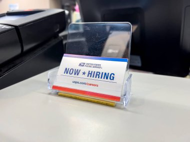 Seattle, WA USA - Eylül 2022: ABD Posta Servisi binasındaki işe alım kartının yakın görüntüsü.
