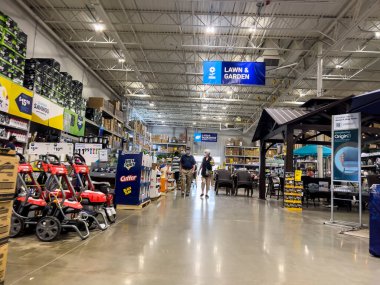 Everett, WA USA - Temmuz 2022: Lowes 'un ev geliştirme mağazasından alışveriş yapan insanların geniş açı görüntüsü.