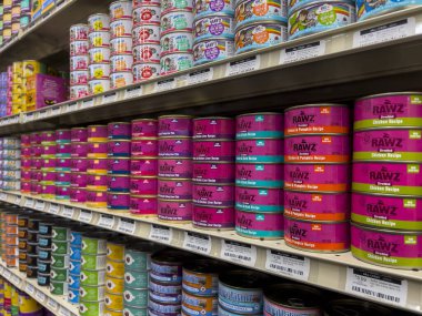 Mill Creek, WA USA - Temmuz 2022: Bir Evcil Hayvanlar Mağazası 'nda satılık çeşitli ıslak kedi mamalarının geniş açı görüntüsü.