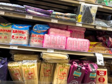 Mill Creek, WA USA - Ağustos 2022: Bir kasaba ve ülke pazarında satılık Asya eriştelerinin yakın görüntüsü.