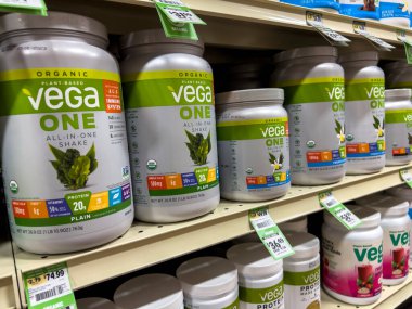 Mill Creek, WA USA - Ekim 2022: Bir filizlenme pazarı içinde satılmak üzere Vega protein tozları üzerine seçici odaklanma.