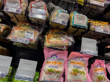 Mill Creek, WA USA - Nisan 2022: Bir markette satılacak bir grup pirinç eriştesi ve yakisoba şehriyesine odaklanmış..