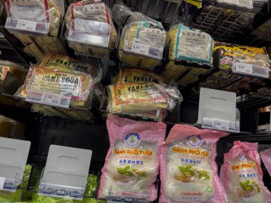 Mill Creek, WA USA - Nisan 2022: Bir markette satılacak bir grup pirinç eriştesi ve yakisoba şehriyesine odaklanmış.