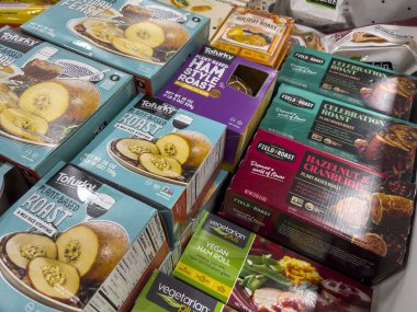 Mill Creek, WA USA - Ekim 2022: Bir Sprout Market 'te satılık etsiz tatil rostolarına yakından bakmak.