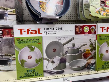 Seattle, WA USA - Eylül 2022: Hedef perakende mağazasında satılık T-Fal marka yemek takımının yakın görüntüsü.