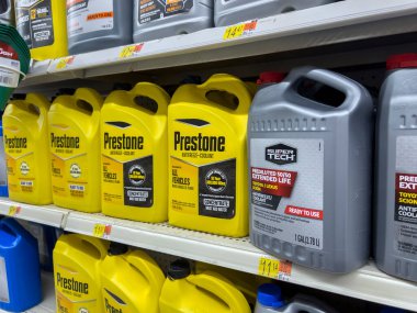 Seattle, WA USA - Eylül 2022: Bir Walmart süpermarketinde antifriz ve soğutucu satışına yakın görüş.