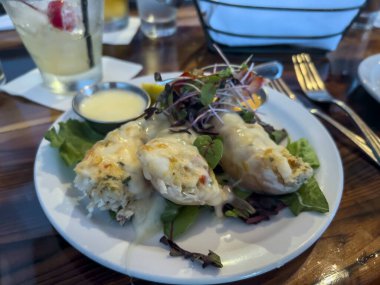 Biftek lokantasının içinde salata yeşili yatakta doldurulmuş yengeç karideslerinin yakın görüntüsü.