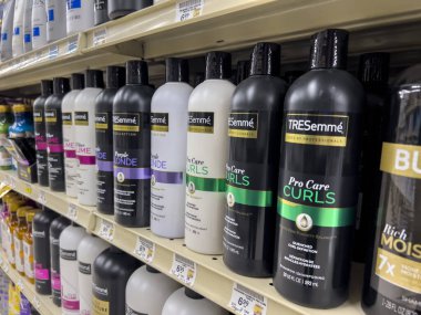 Seattle, WA USA - Ekim 2022: Safeway 'deki bir markette satılık Tresemme ürünlerinin seçici odak noktası