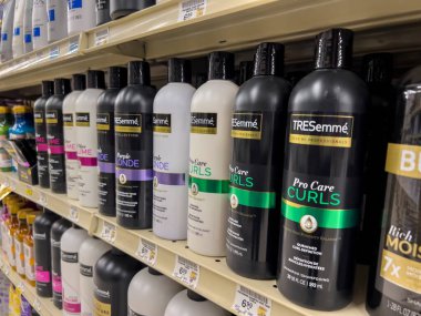 Seattle, WA USA - Ekim 2022: Safeway 'deki bir markette satılık Tresemme ürünlerinin seçici odak noktası