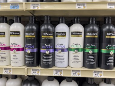 Seattle, WA USA - Ekim 2022: Safeway marketinde satılık Tresemme ürünlerinin görüntüsü
