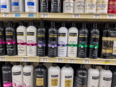 Seattle, WA USA - Ekim 2022: Safeway marketinde satılık Tresemme ürünlerinin görüntüsü