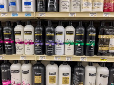 Seattle, WA USA - Ekim 2022: Safeway marketinde satılık Tresemme ürünlerinin görüntüsü